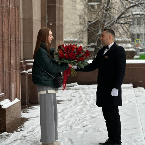 Композиция в корзине с сортовой розой